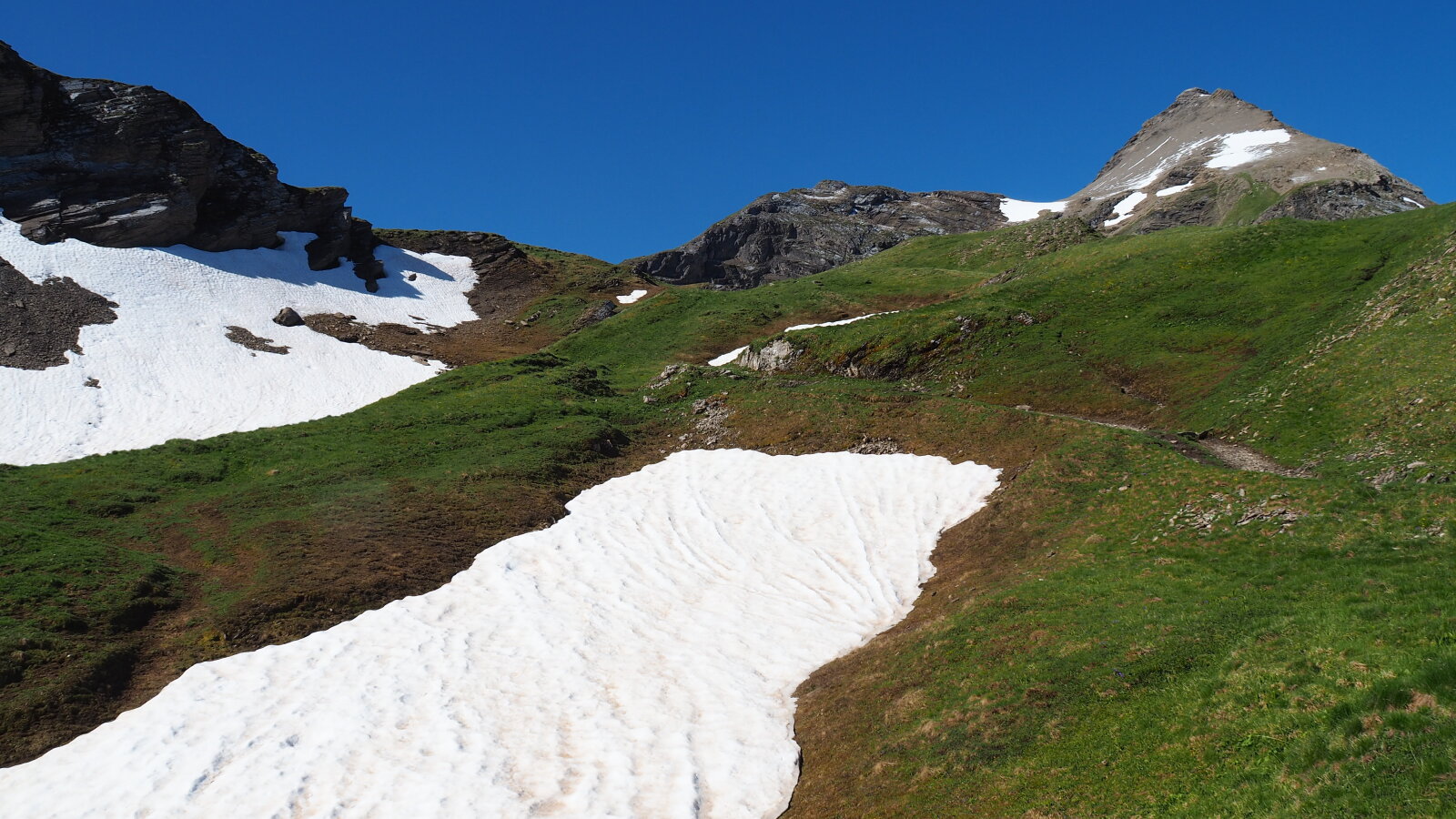 újabb hófoltok, itt már nem annyira meredek az út