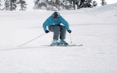 Itt szerintem jól látható, hogy a súlypontja a lécek farkai fölött van, akármennyire is elöredöl a felsö testével.