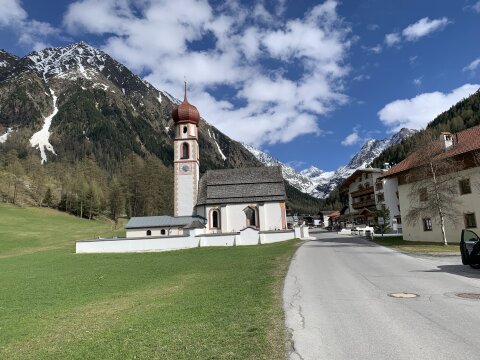A háttérben Schrankogel 3497 m 8 km (mögötte Stubai 11 km))