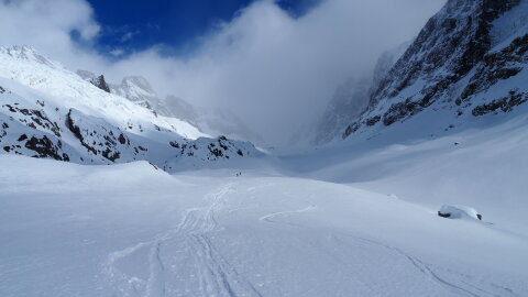 Előttem két sítúrázó megy felfele, a Nap is próbálkozott kisütni