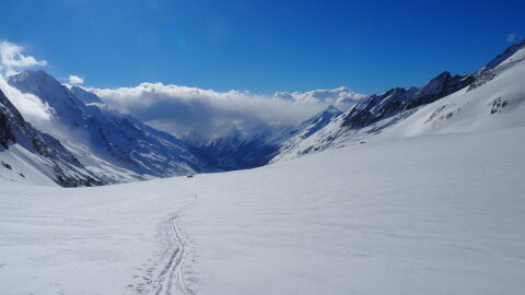 Így néz ki a gleccser, mintha le lenne betonozva, középen az egy repülő nem akart leszállni csak hülyéskedtek azt csinálta minha leszállna, turistáknak mutatta a tájat
