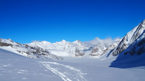  A kilátás miatt jöttem ide: középen 3 gleccser találkozása 2800m-en a Konkordiaplatz. Előttem a Grosser Aletschfirn, balra a Jungfraujochtól jön lefele a Jungfraufirn, szemben pedig az Ewigschneefald, Középtől lefele jobbra meg Aletschgelccserként megy l