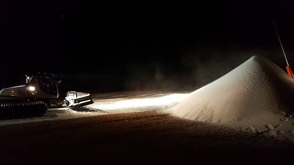 Ratrak segít a hódomb elegyengetésében - Fotó: Ax 3 Domaines