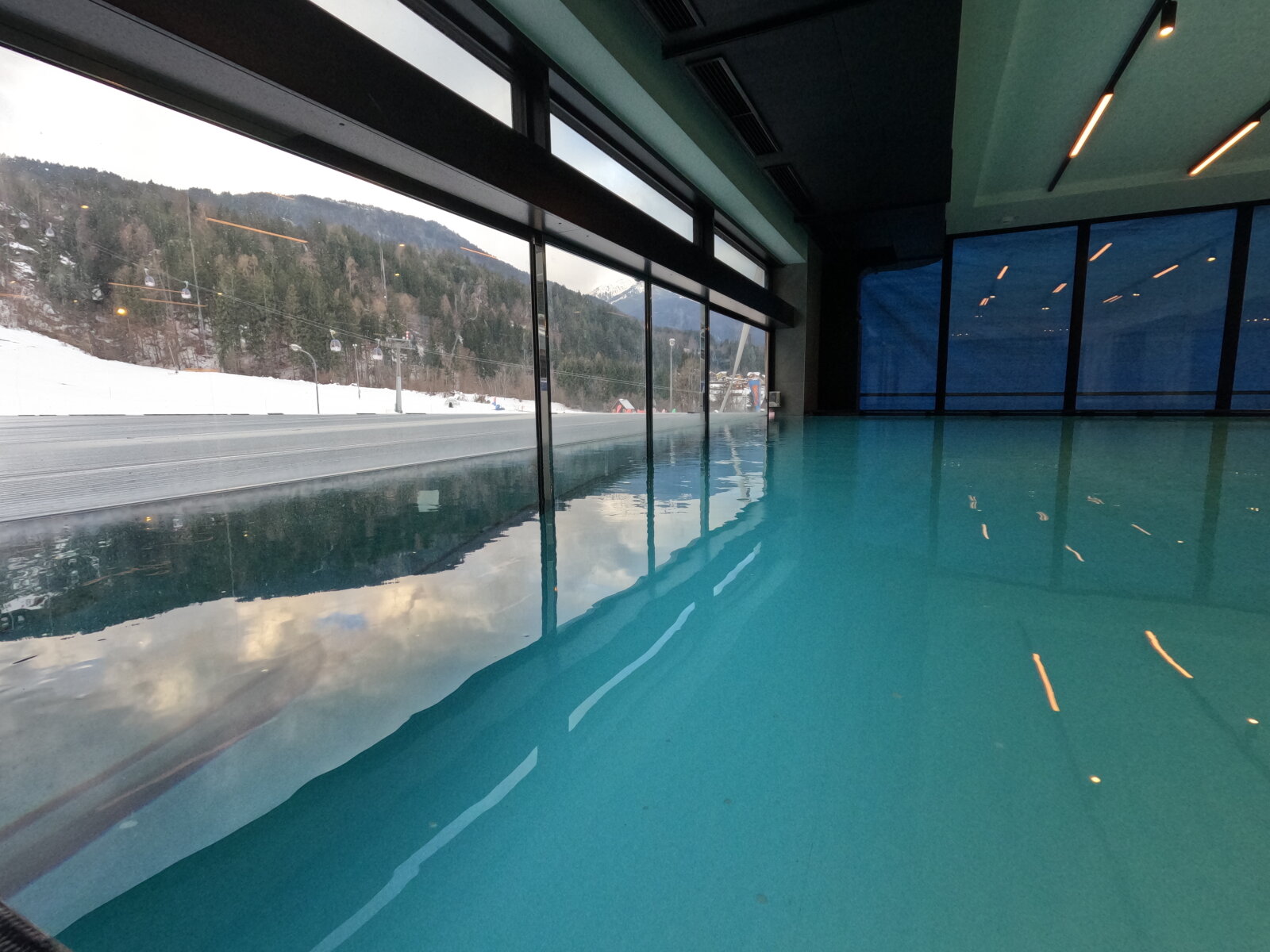 Újdonság! Kül & beltéri medence, kilátással a sípályákra