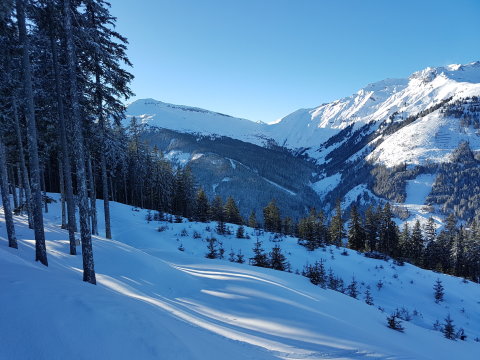 A felvonóktól jobbra