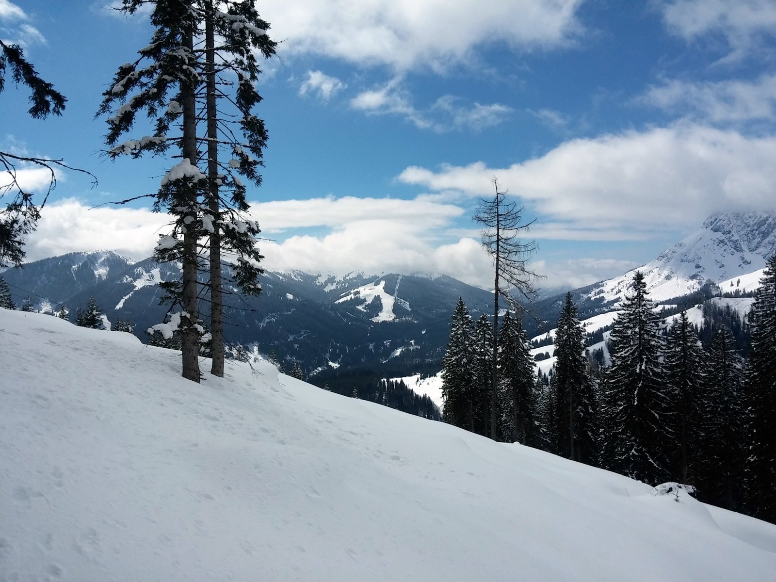 A háttérben Mühlbach sípályái, jobbra a Hochkönig lejtője látható