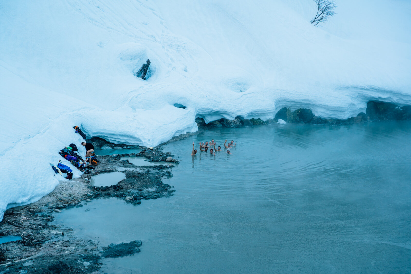 Különleges fürdőzés Japánban egy vulkanikus tóban
