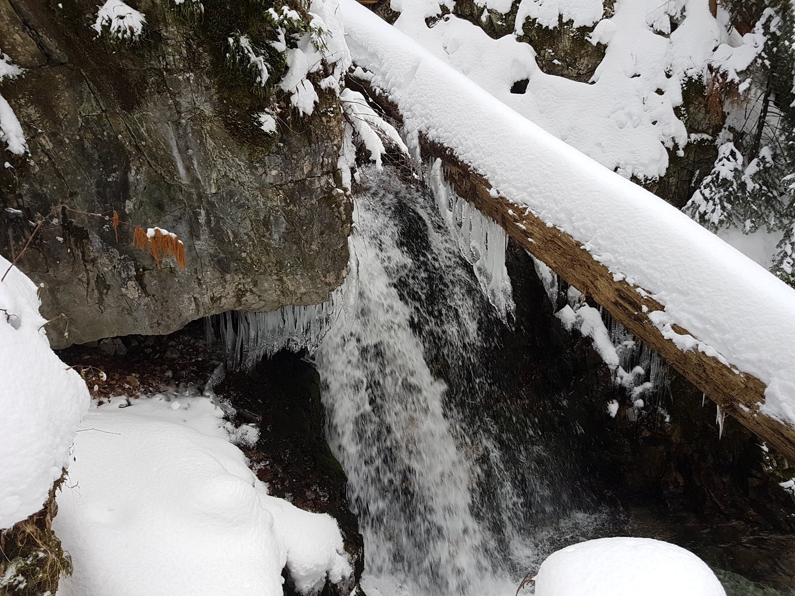 kis vízesés az alsó részen