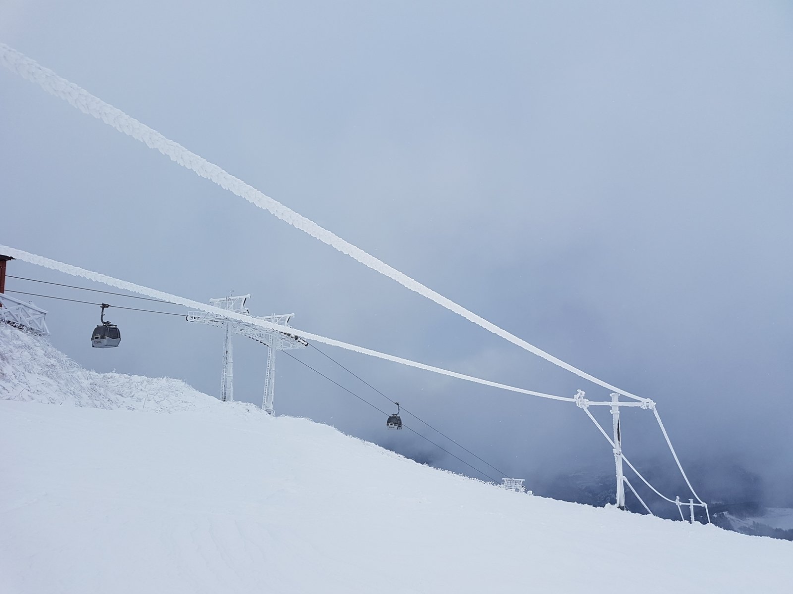 a felvonótól jobbra