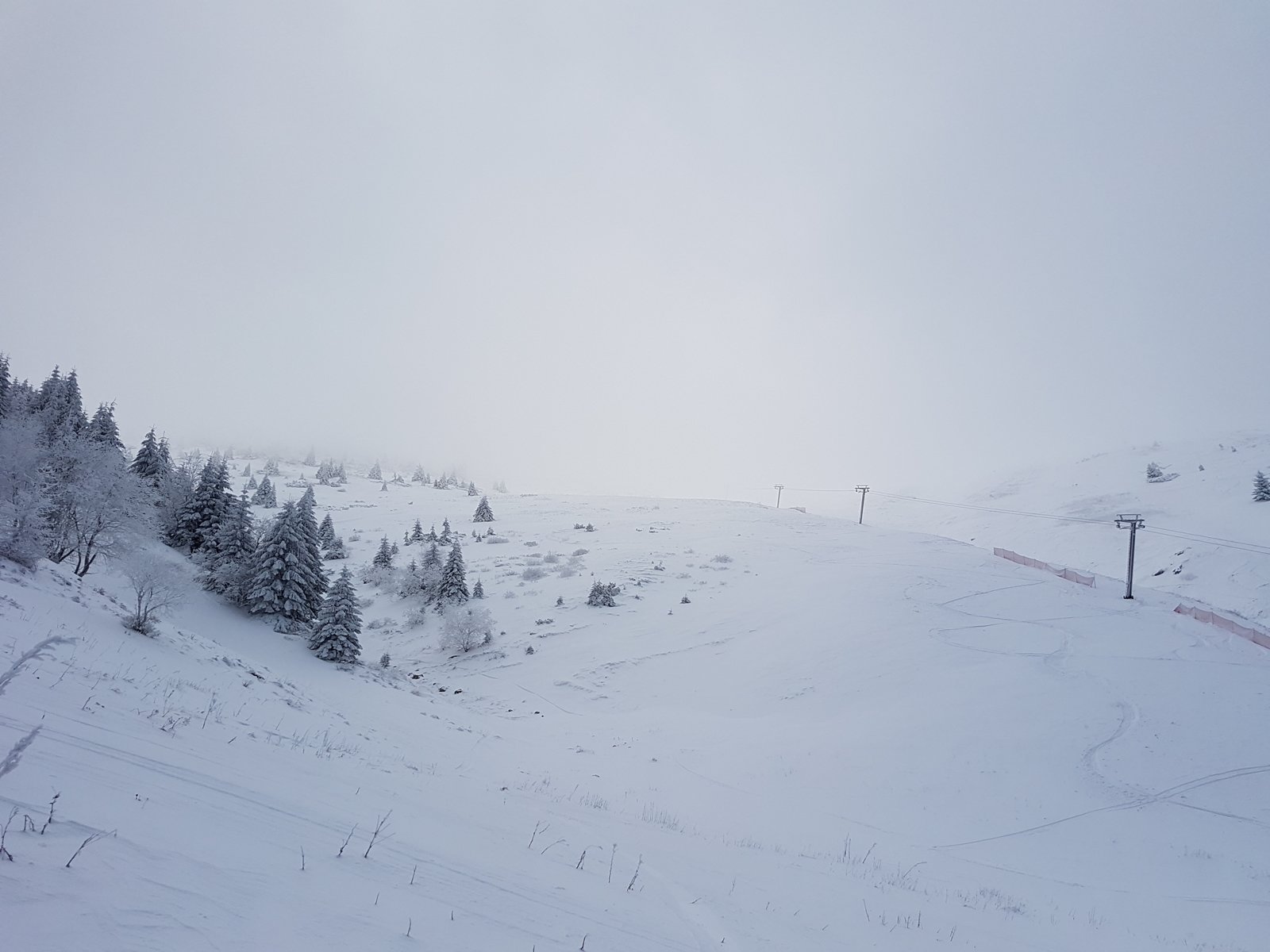 Élvezetes szűzhavas csúszás volt. Jobbra a húzóslift oszlopai láthatók.