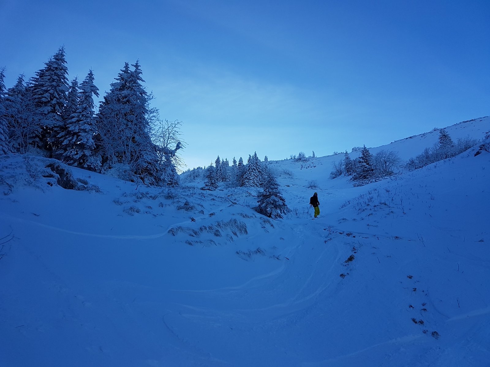 ugyanaz a katlan a tegnapi nyomainkkal
