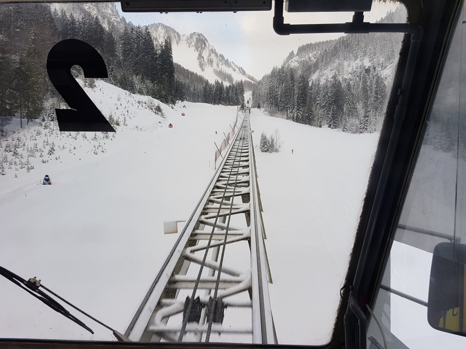 A völgyből egy kisvonat visz fel a középállomásig