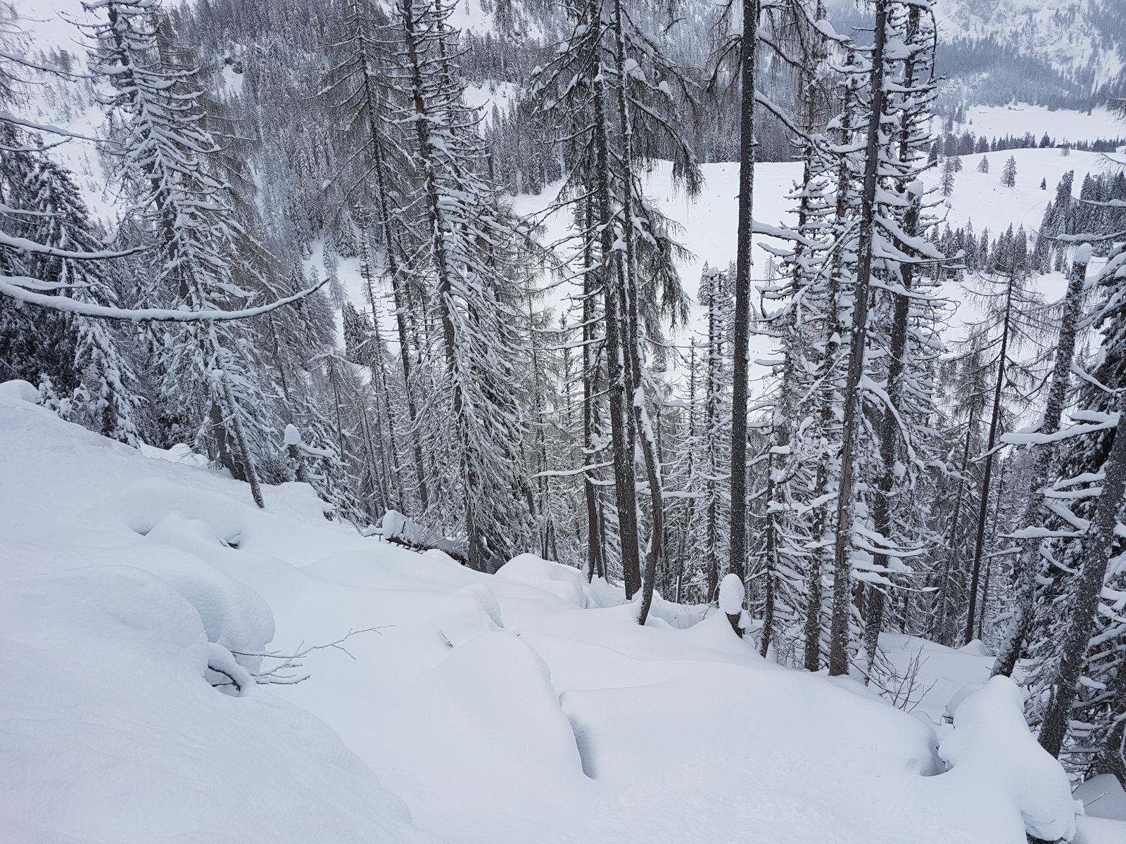 A lifttől eltávolodva mindkét oldalon sok a letörés, ezért nem árt az óvatosság