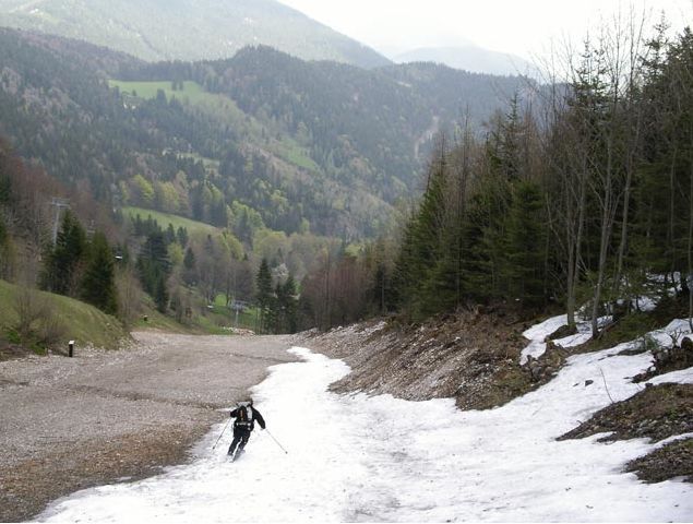 Májusi lesiklás a losenheimi sípályán