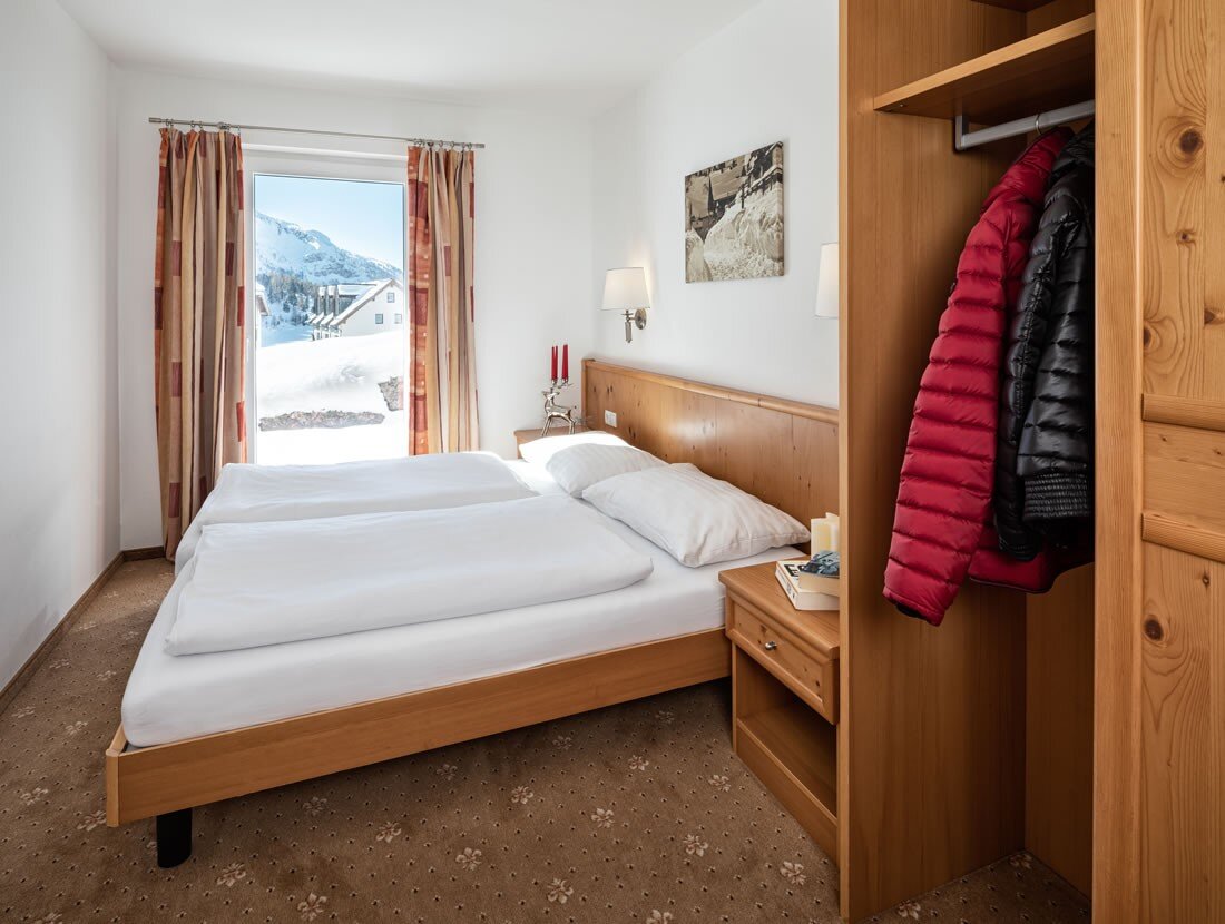 schlafzimmer-doppelbett-balkon-freija-obertauern-gross.jpg
