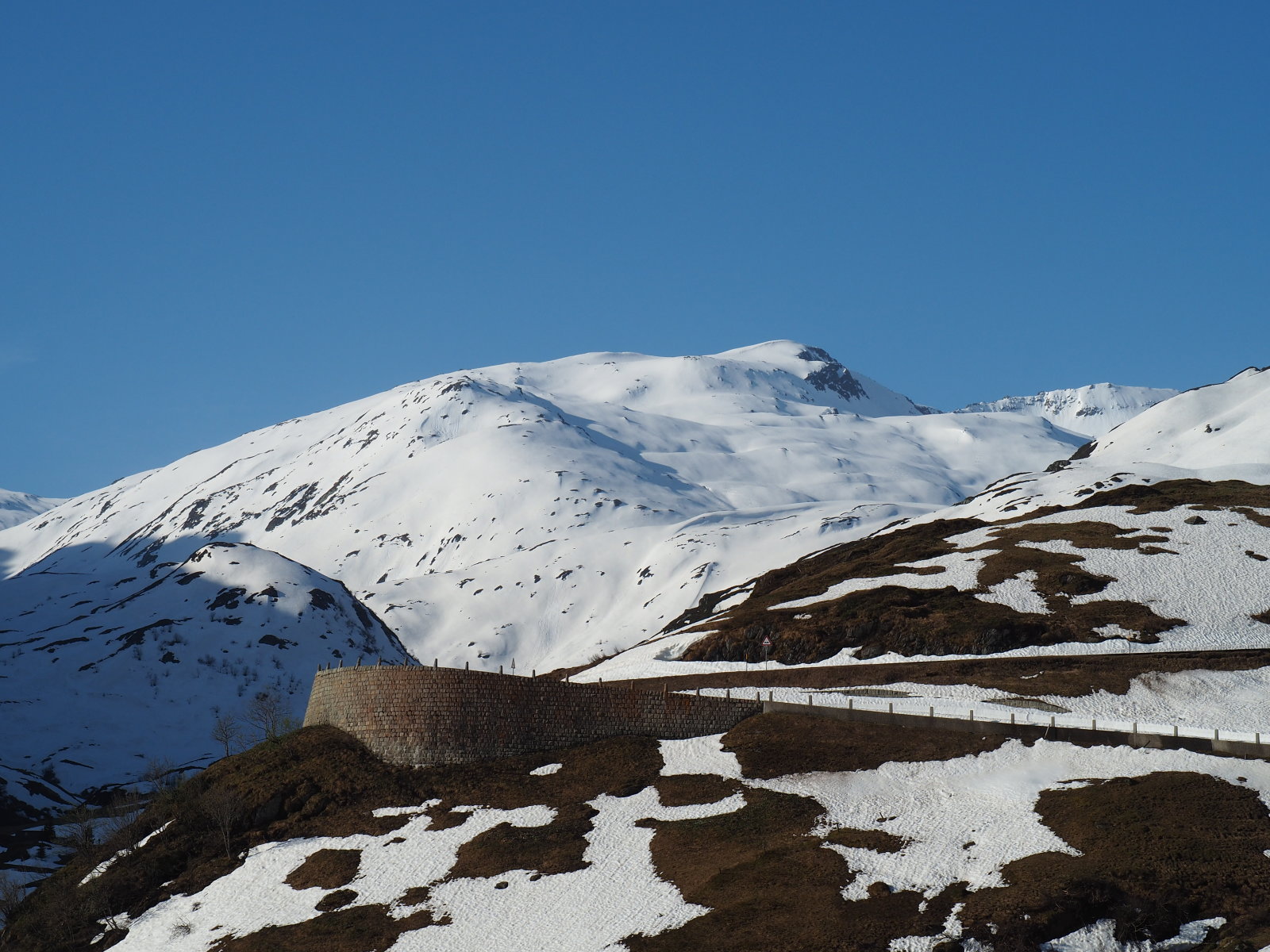a völgyben már olvad a hó de a hegyen még van utánpótlás