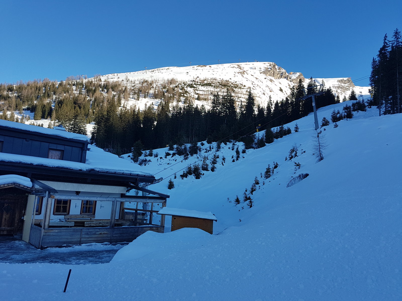 A Jungeralm hütténél