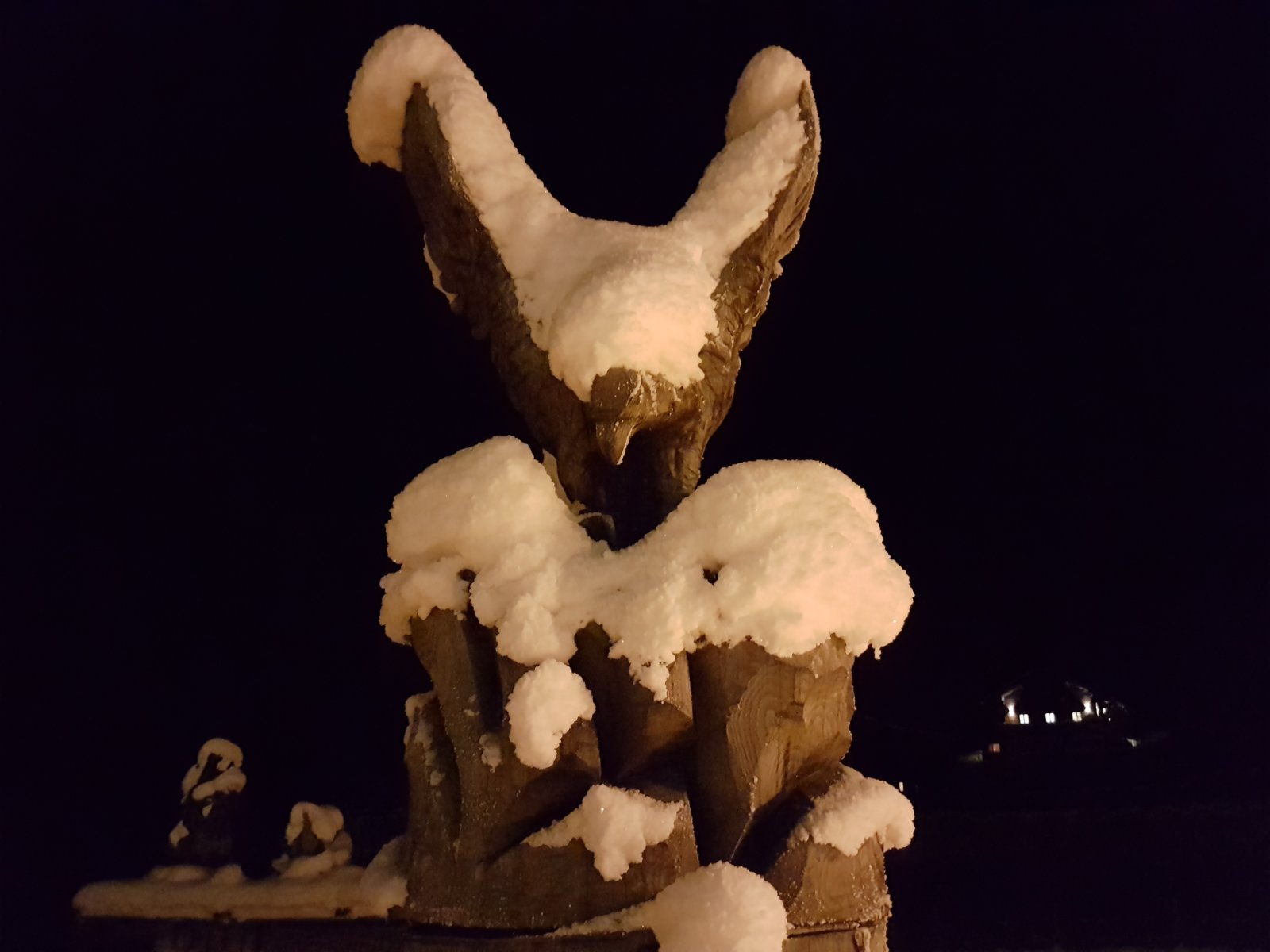 Itt él egy fafaragó művész, akinek az alkotásai több helyen megtalálhatók a völgyben