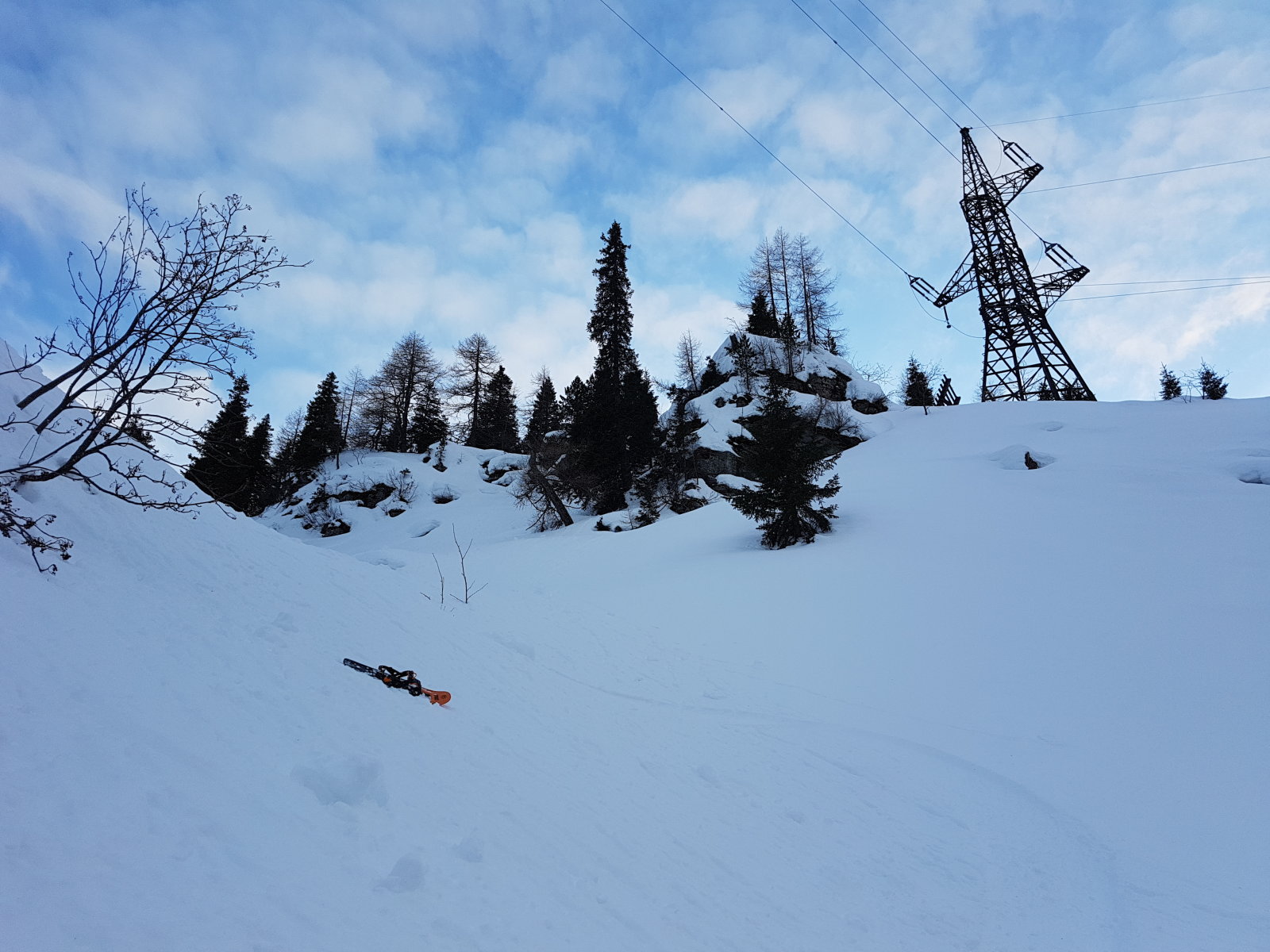 A kocsinál vettem észre, hogy az egyik hótalp hiányzik. Ezért visszamentem, és így felülről és alulról is megvolt a meredek rész :-)