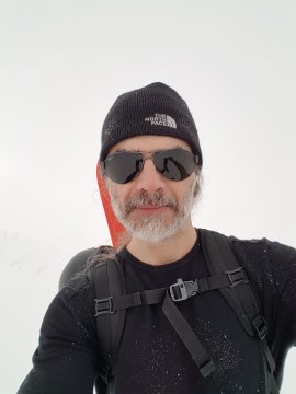 Egy gyapjú aláöltöző elég, bármennyi is legyen a T, ha nem fúj a szél. De a kihűlést meg kell előzni, ezért még azelőtt fel kell öltözni, mielőtt fázni kezdenének az ujjak, mert akkor már késő.