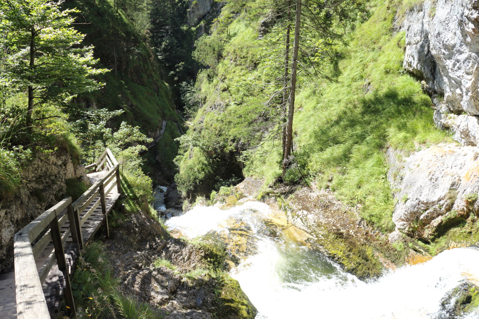 Kiépített, biztonságos útvonal vezet fel a szurdokban