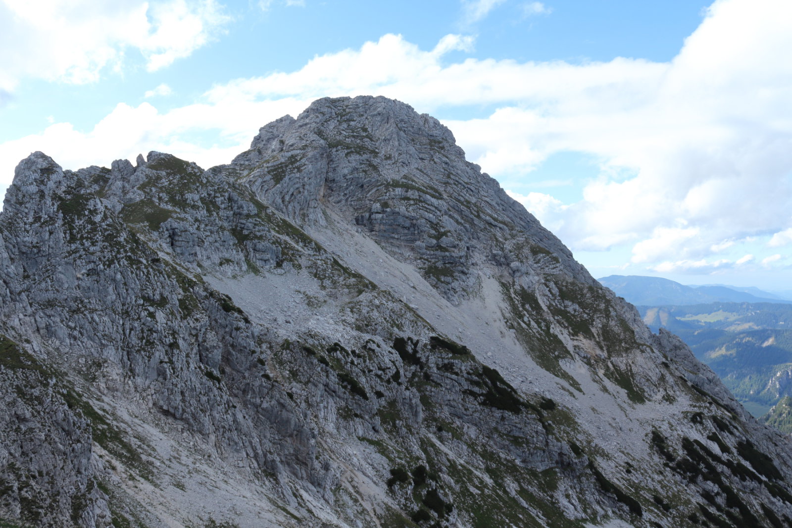 A túloldalán leereszkedve a Hexenturm (2172m) tornyosult előttem