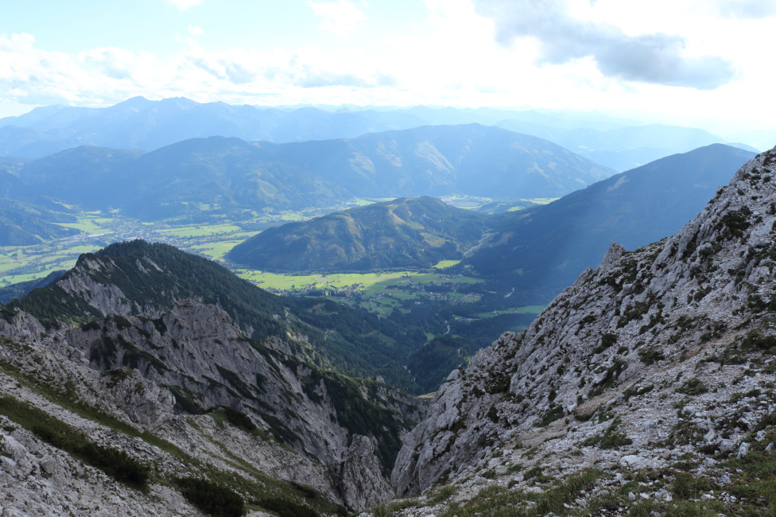 A völgyben Hall, távolabb pedig Admont látható