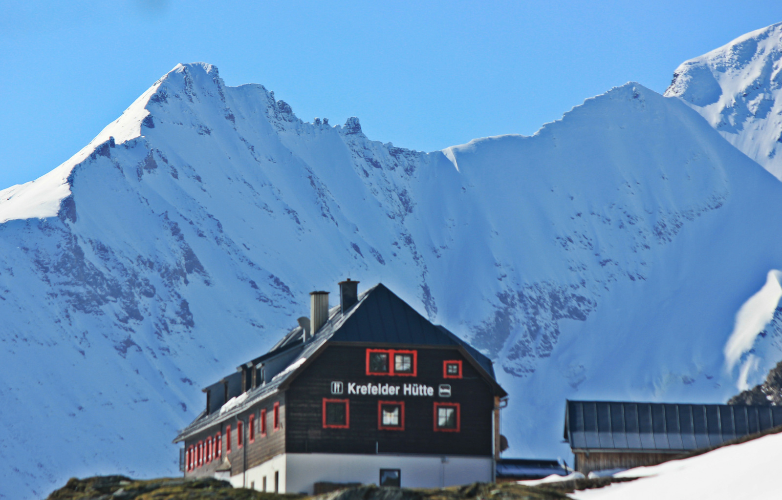 A Krefelderhütte háttérben a háromezresekkel