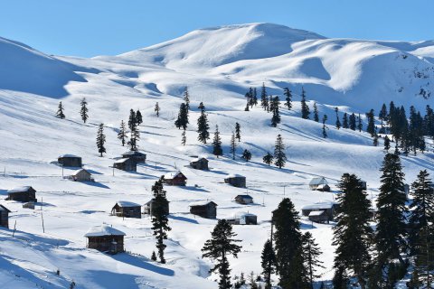 Mélyen behavazott hegyoldalak Goderdzin - Fotó: Nikoloz Rukhadze