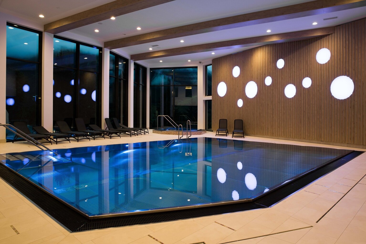 Indoorpool-Nachts.jpg