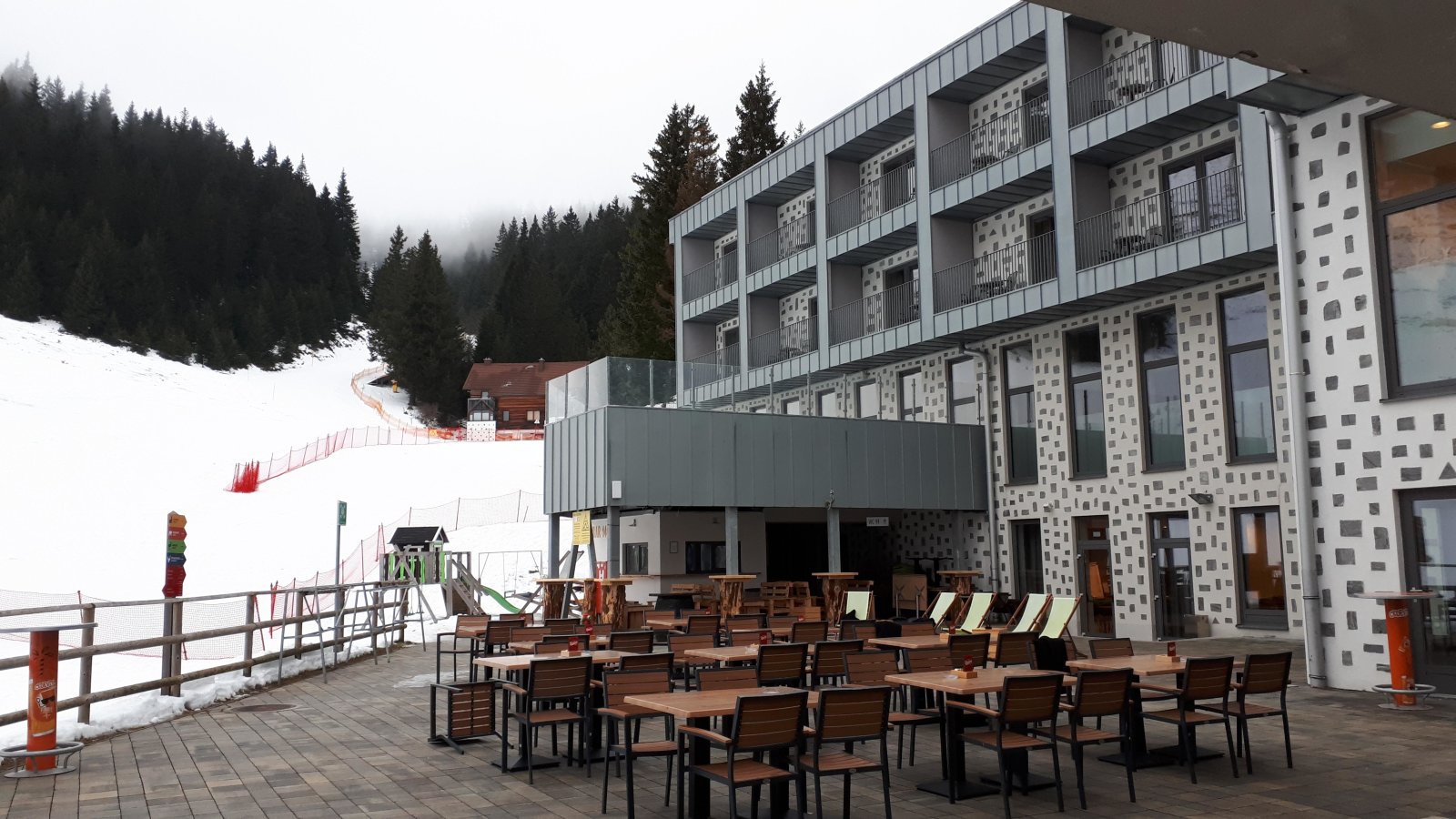 A Hotel Golte közvetlenül a sípályák mellett, a kabinos lift felső állomásával egy épületben van.