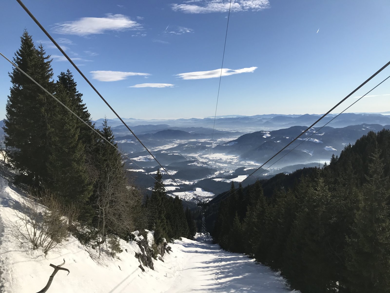 Kabinos lift hoz fel a síterepre