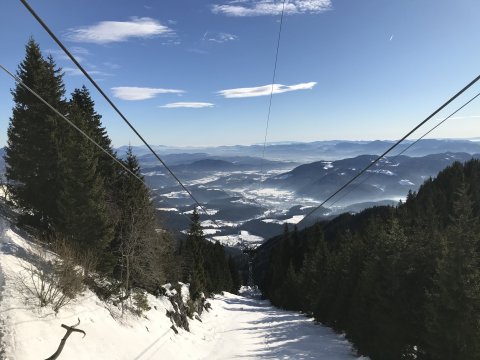 Kabinos lift hoz fel a síterepre