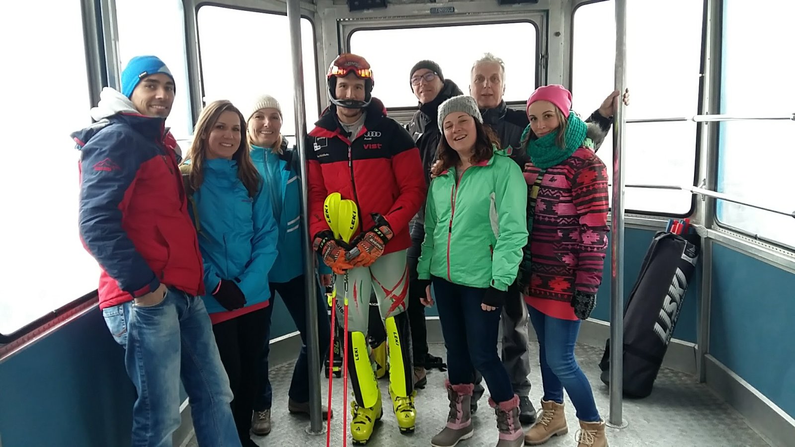 A síelők.hu csapata a goltei kabinos liftben. Útitársunk: Samsal Dalibor alpesi sí versenyző