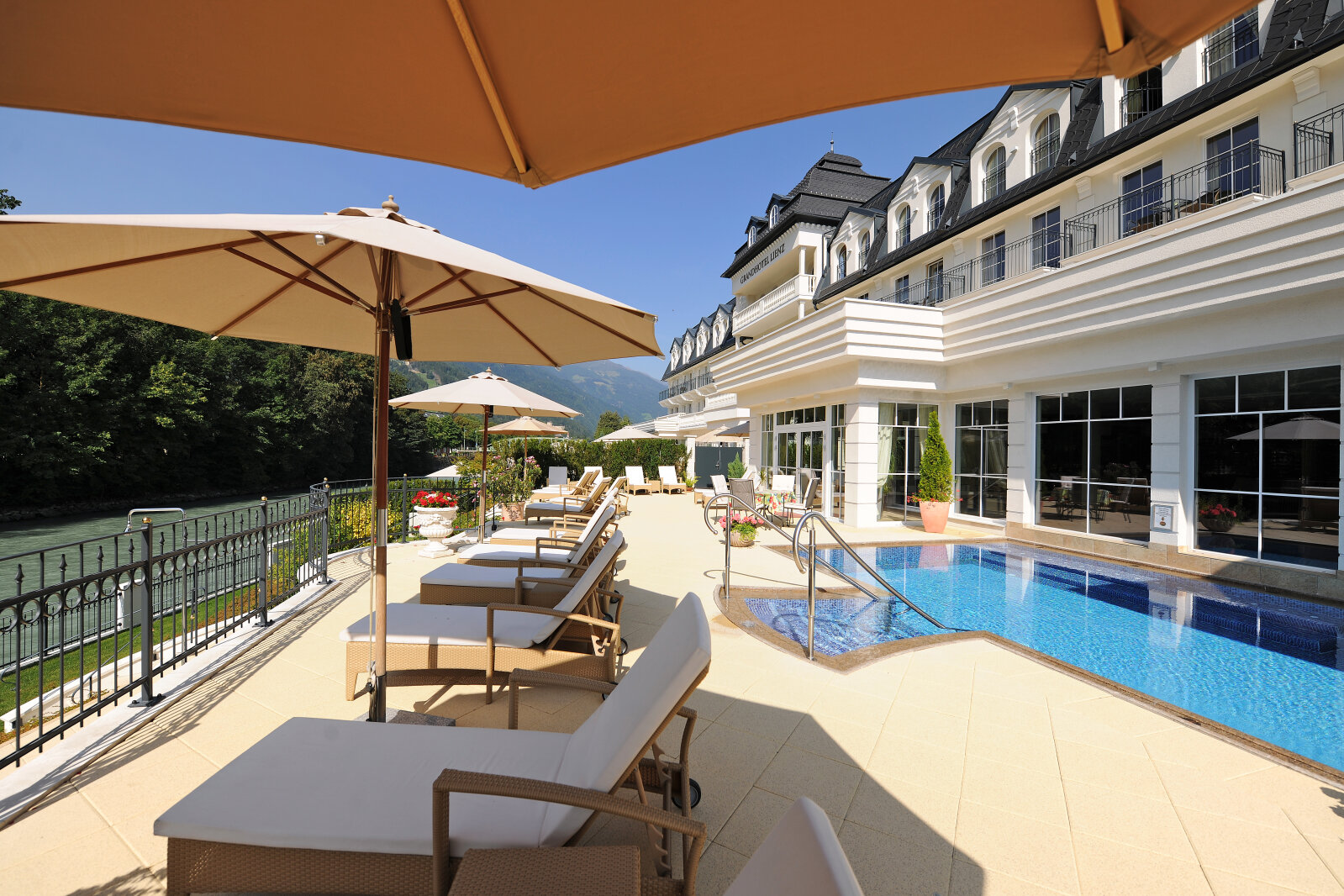 A szálloda folyóra néző terasza. Télen is ki lehet úszni a szabad ég alá.