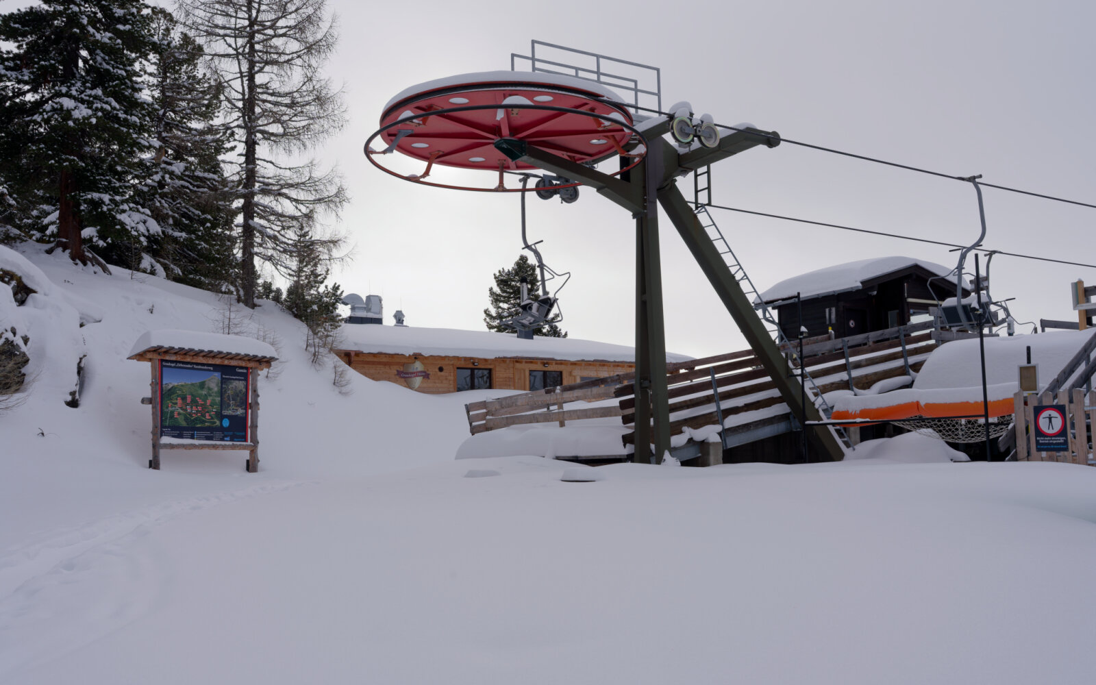 A kétüléses felvonó felső állomása és a Graukogelhütte