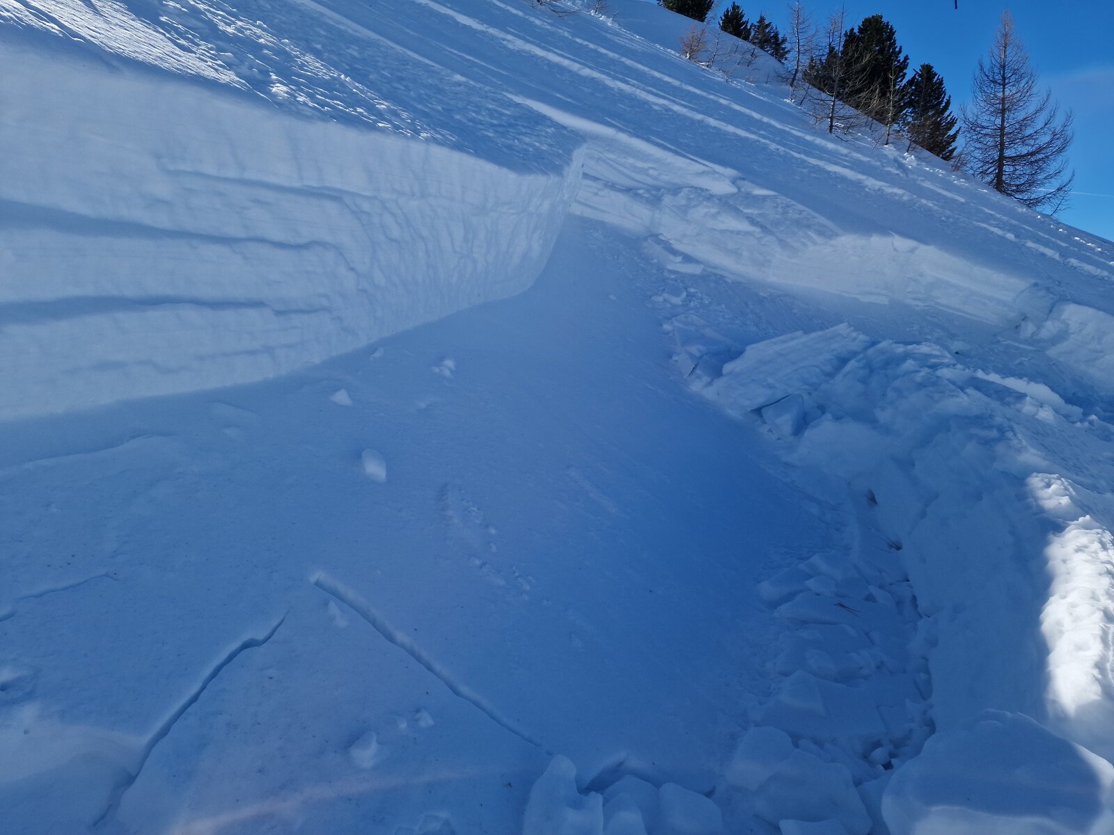 Lavinaveszélyes hóréteg a Hüttenkogel oldalában
