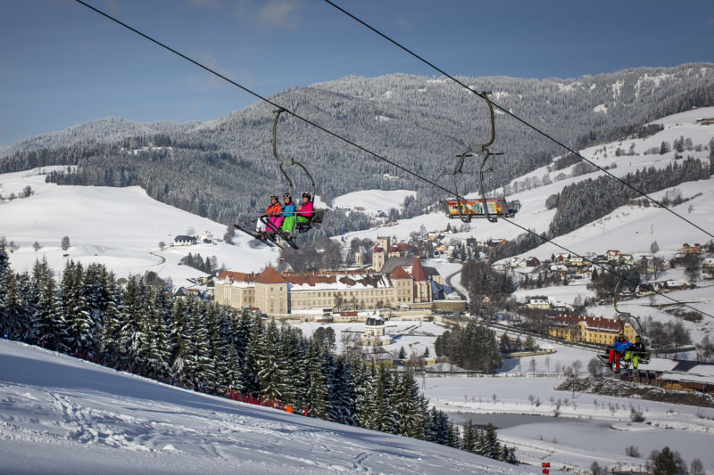 Grebenzeni ülőlift és sípálya - Háttérben Szent Lambrecht a Bencésrendi Apátsággal | Fotó: ikarus.cc