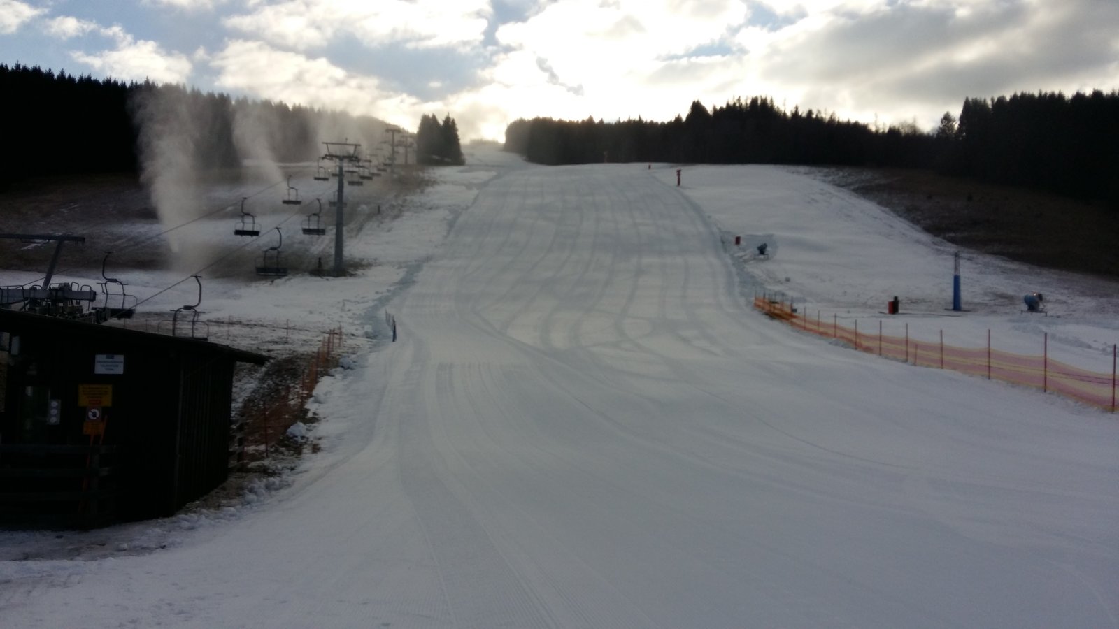 Hóágyúzott havon, tökéletesre raktrakolt pályákkal indult a szezon Grebenzenen.