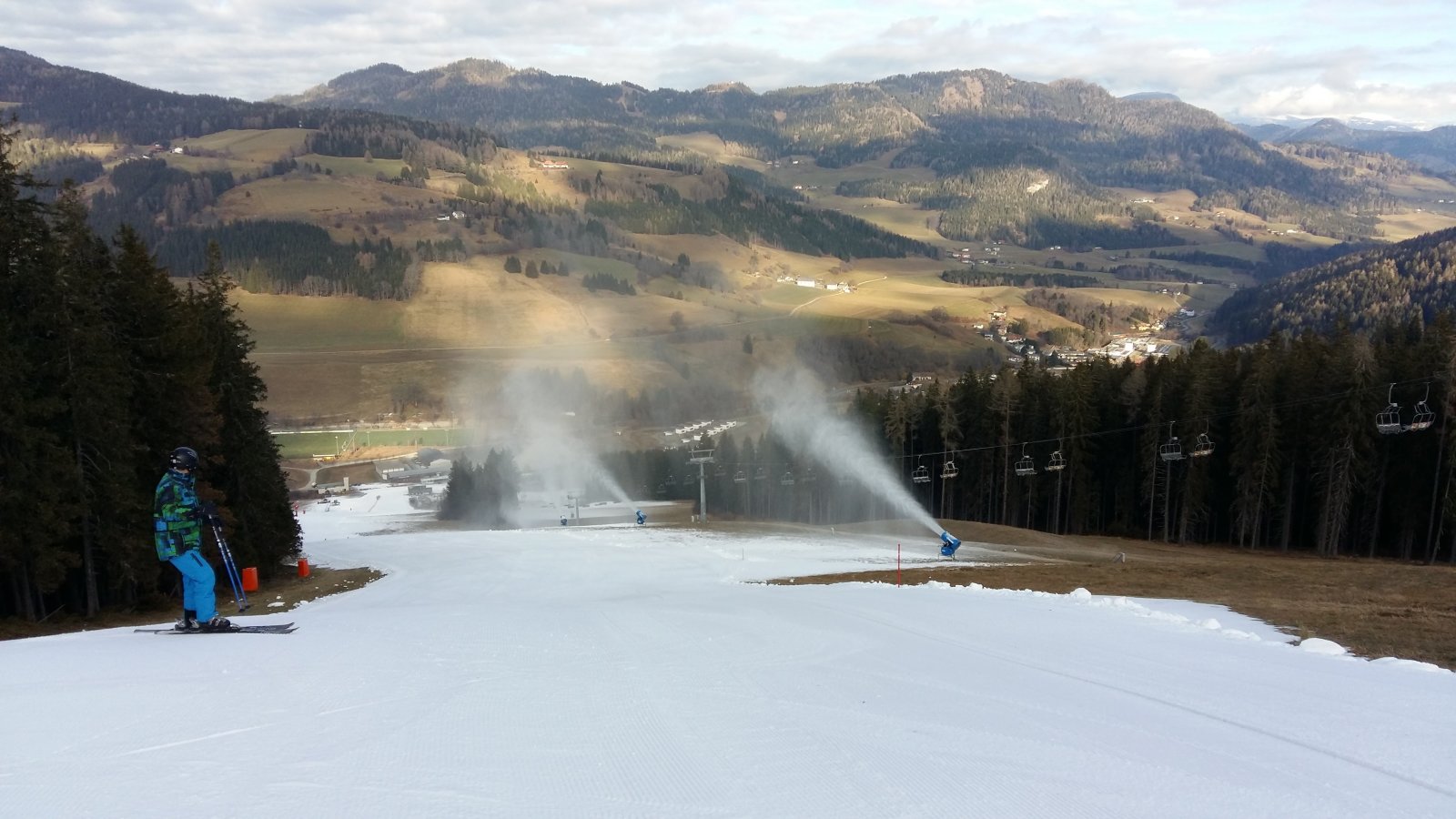 Köszönhetően a hóágyúknak a pályán már van elég hó.