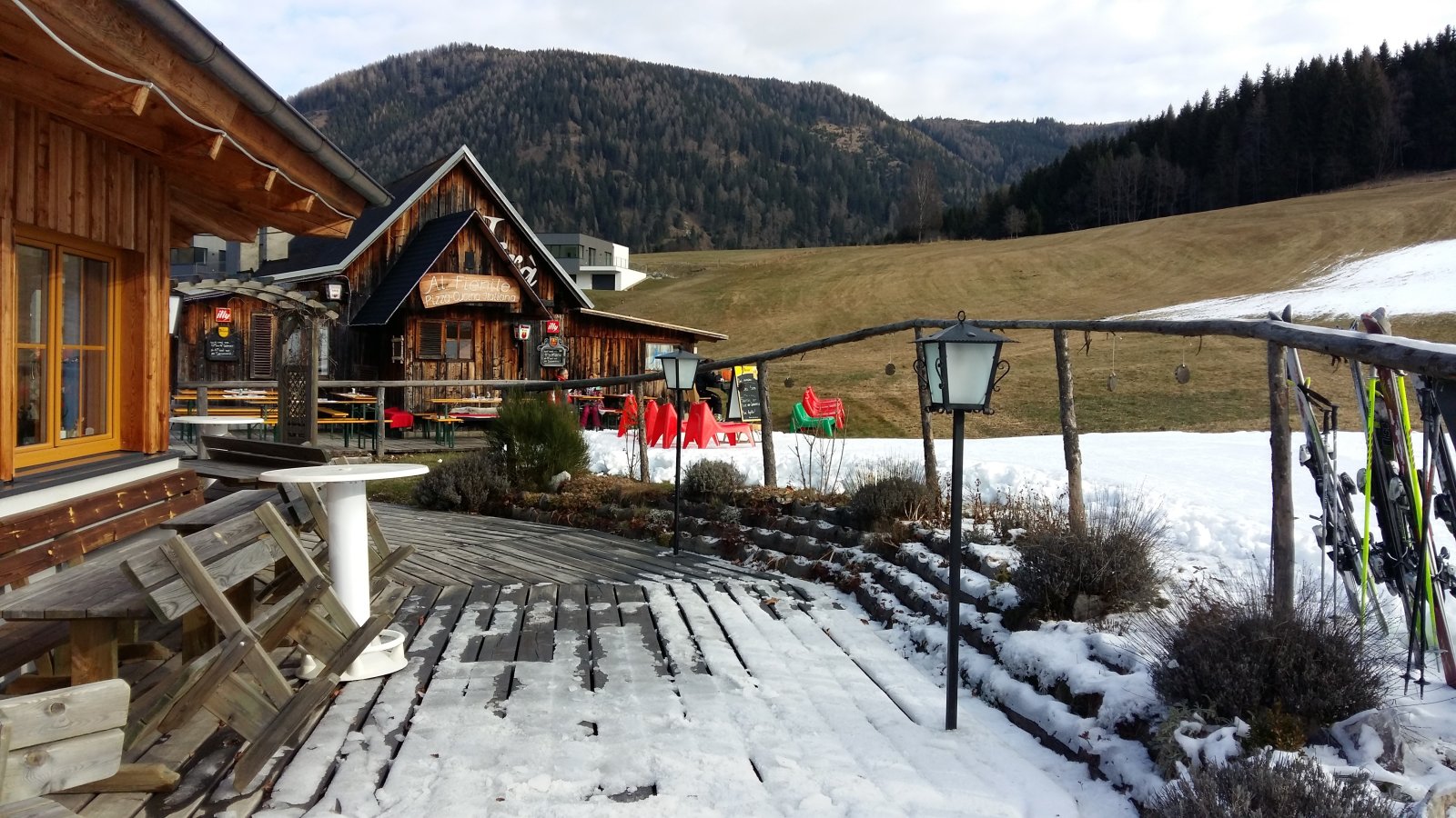 A pályák alján két teraszos hütte közül választhatunk: mindkettőben olasz szakács süti a pizzát.