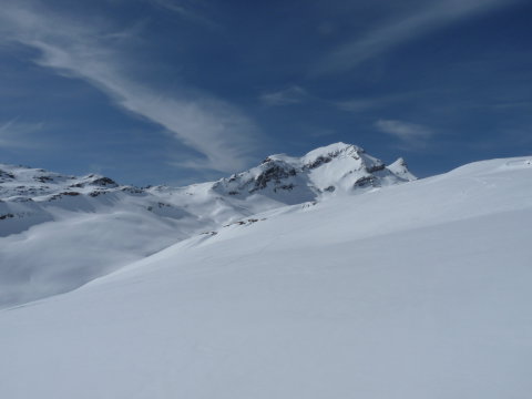 Freeride pályák, a hátsó hegyen épp freerideosok mennek fel