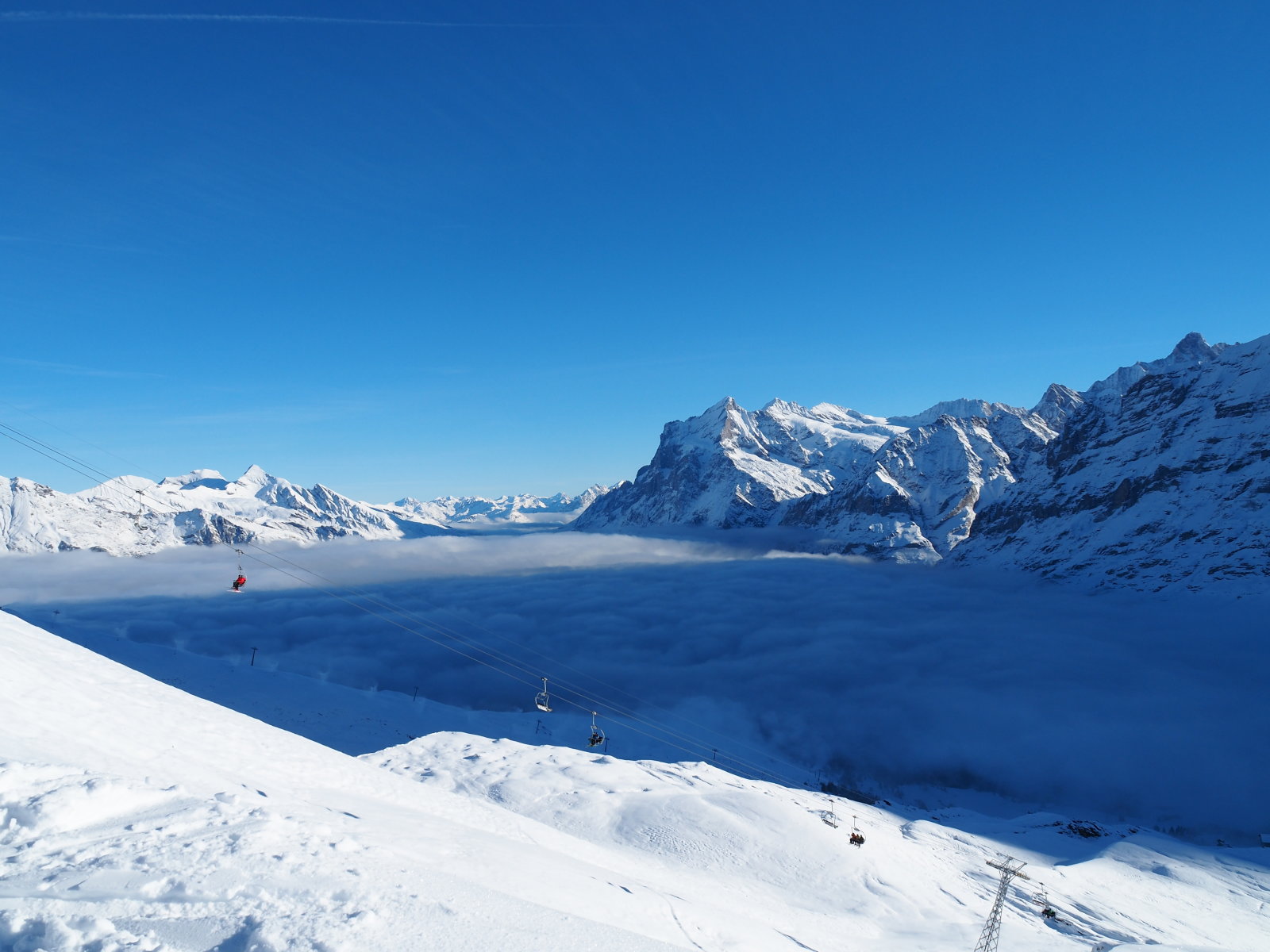 a völgyben köd, háttérben a Wetterhorn