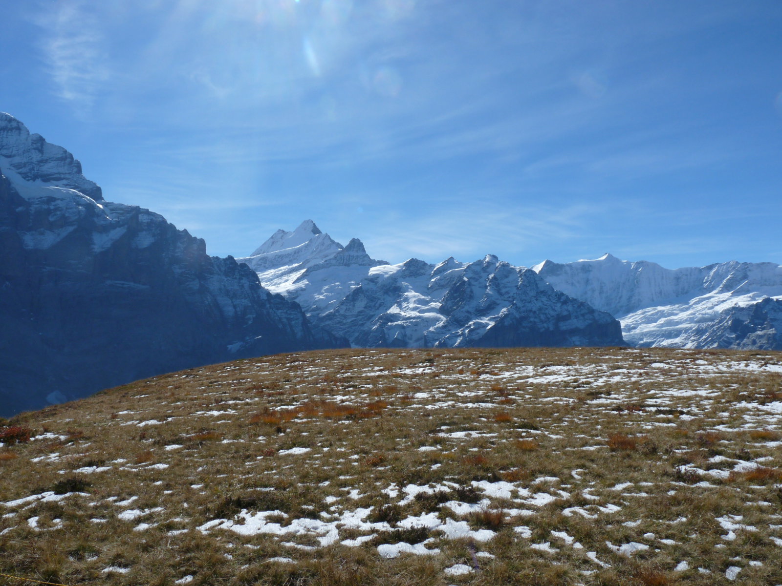 a déli oldalon ennyi hó volt, háttérben a Schreckhorn