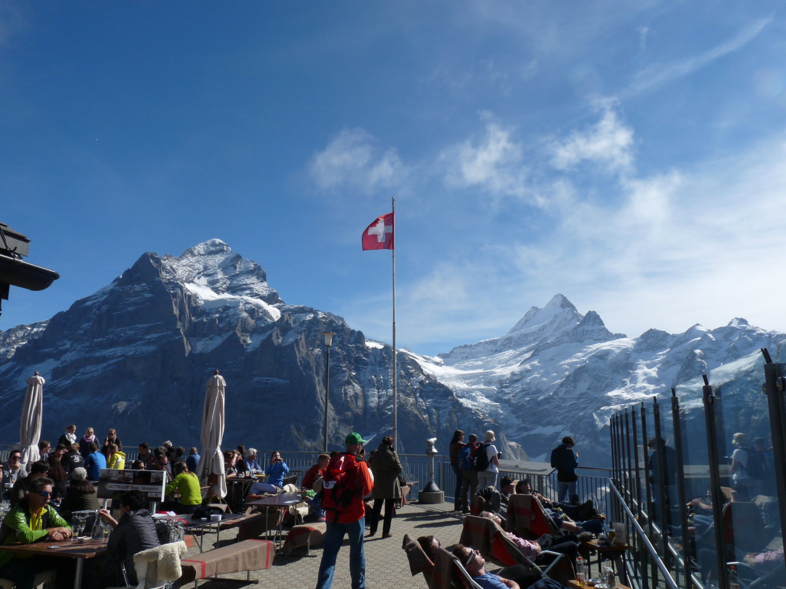 balra Wetterhorn, jobbra Schreckhorn