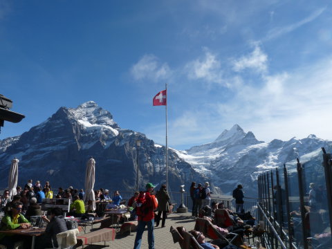 balra Wetterhorn, jobbra Schreckhorn