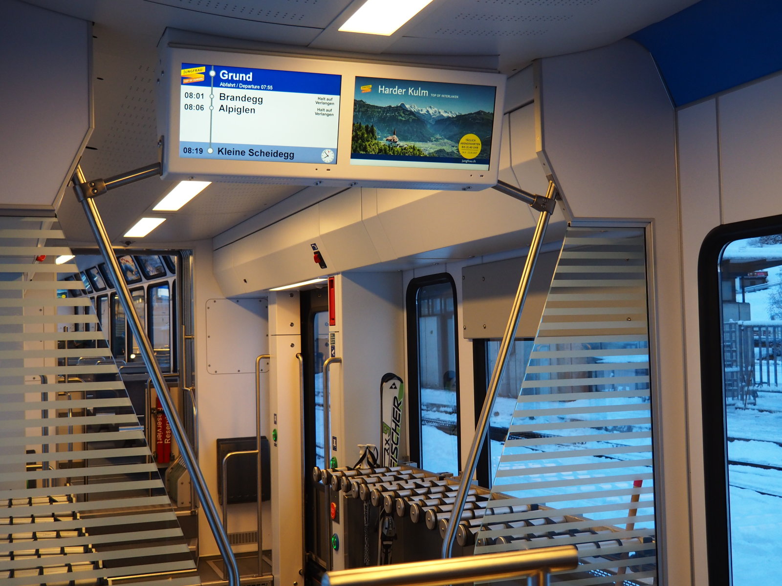 a 7:55-ös vonat utolsó vagonjában csak egyedül ültem, pedig ez a vonat mindig tele van