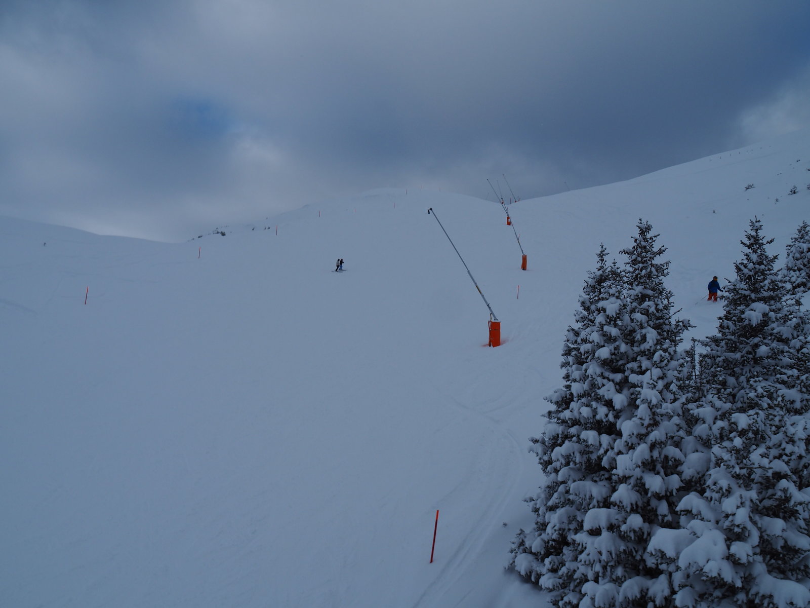 pálya mellett térdig ért a hó