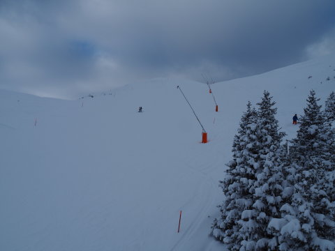 pálya mellett térdig ért a hó