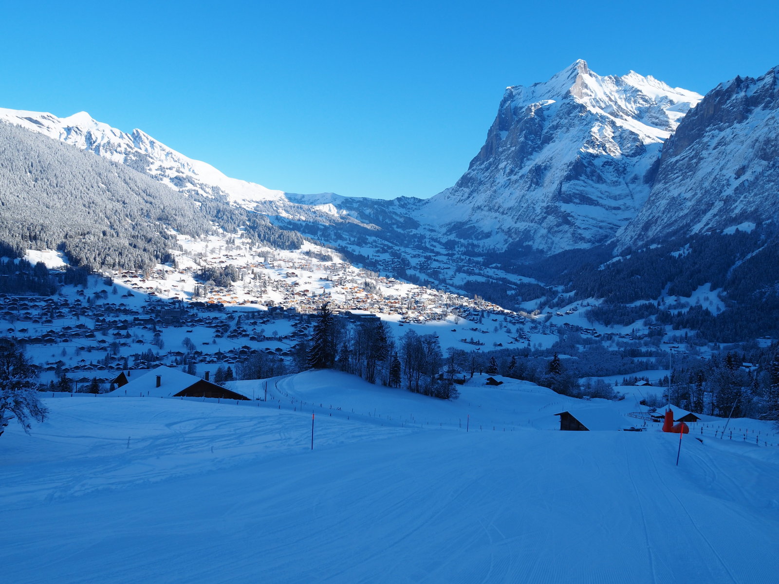 Grindelwald jobbra a Wetterhorn